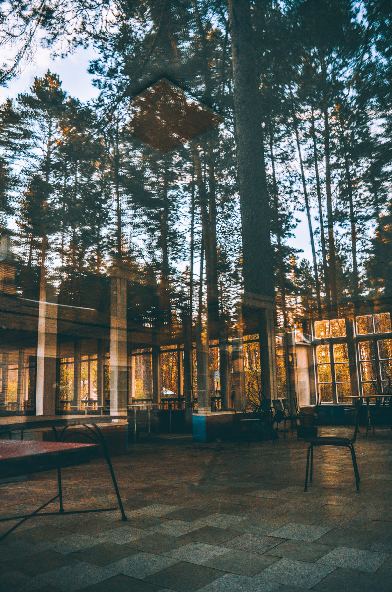 Есть места, которые люди просто оставили. Не разрушили, лишь забыли. Детский лагерь «Дзержинец» на берегу реки Колпь — как раз такая локация с удивительной атмосферой.