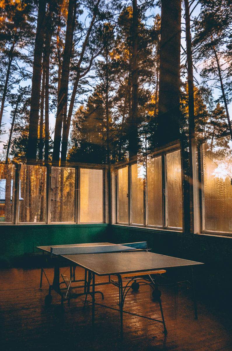 Есть места, которые люди просто оставили. Не разрушили, лишь забыли. Детский лагерь «Дзержинец» на берегу реки Колпь — как раз такая локация с удивительной атмосферой.