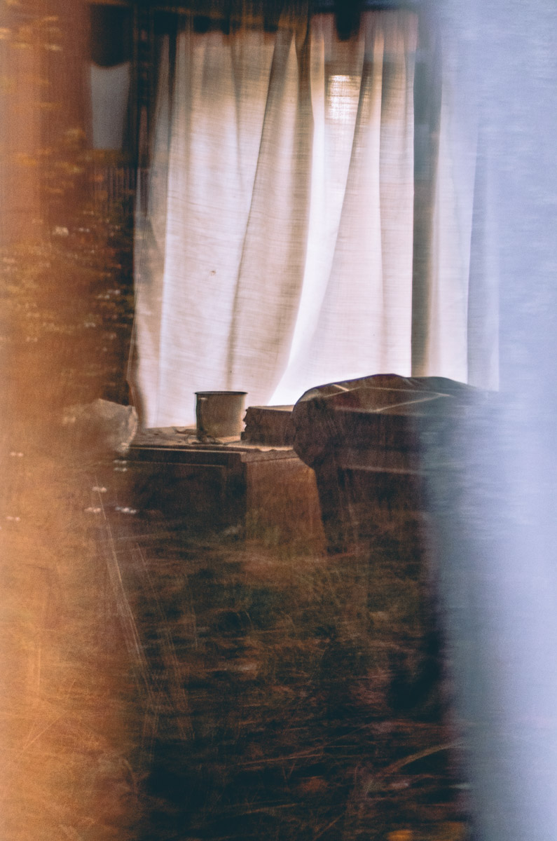 Есть места, которые люди просто оставили. Не разрушили, лишь забыли. Детский лагерь «Дзержинец» на берегу реки Колпь — как раз такая локация с удивительной атмосферой.