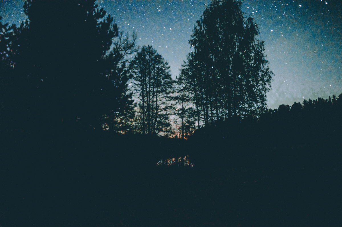 Есть места, которые люди просто оставили. Не разрушили, лишь забыли. Детский лагерь «Дзержинец» на берегу реки Колпь — как раз такая локация с удивительной атмосферой.