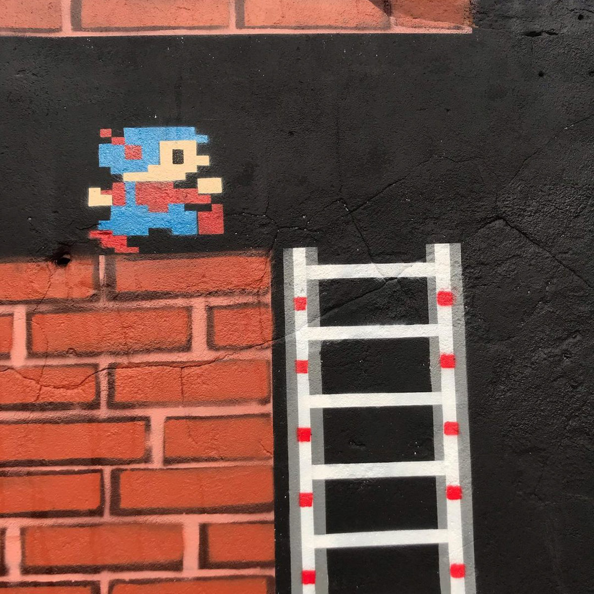 История владимирской Фабрики музыкальных инструментов, сказка возле рынка на улице Егорова и разрисованные теплостанции в новом граффити-обзоре!