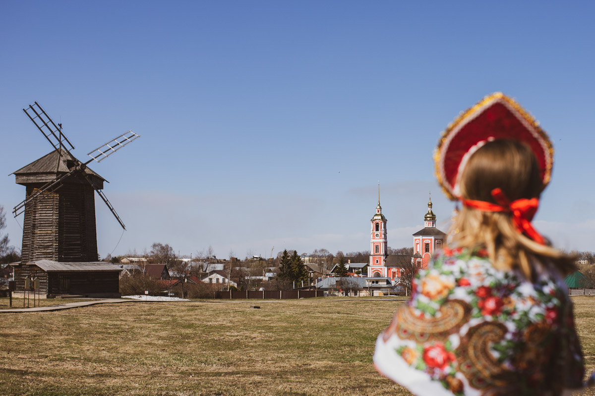 Дыра, захолустье, нечего тут делать — примерно так видят Суздаль некоторые его коренные жители. А вот «понаехавшие» из Москвы почему-то думают иначе. Пообщались с известным фотографом Анастасией Охотниковой. Многодетная мама год назад сменила прописку и теперь делится впечатлениями.