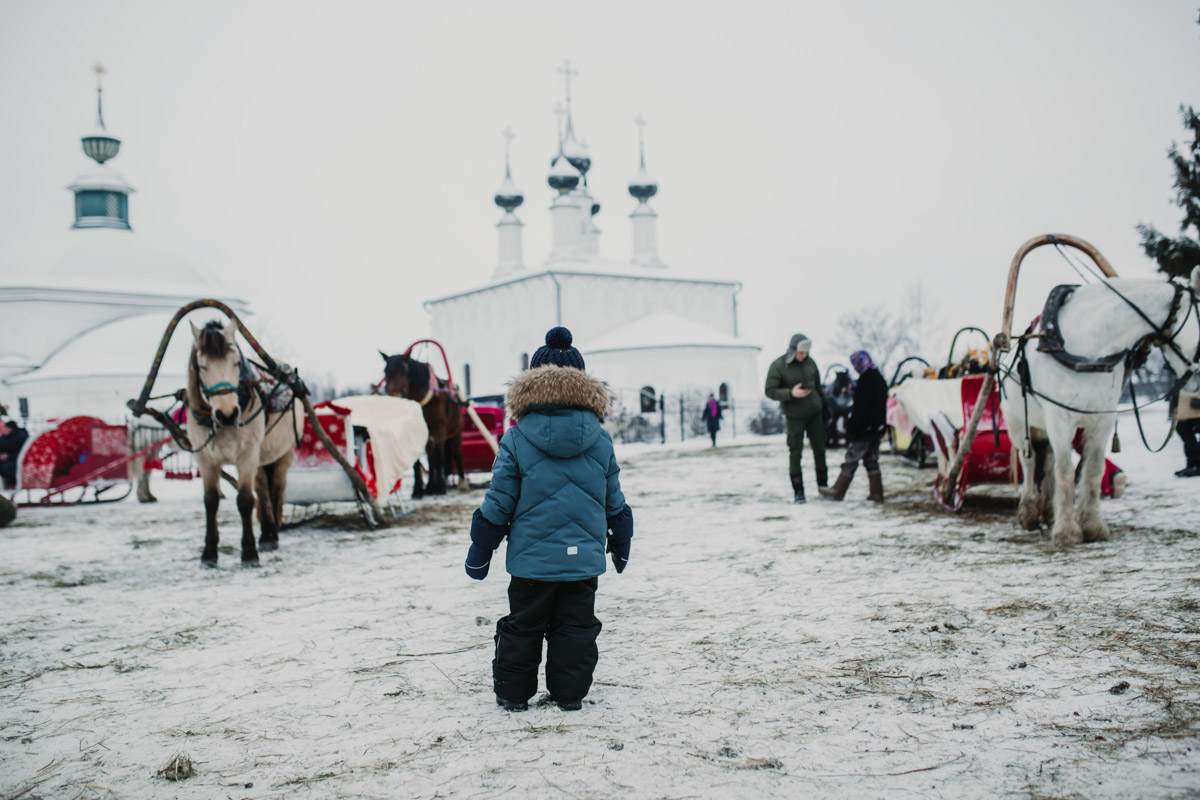 Дыра, захолустье, нечего тут делать — примерно так видят Суздаль некоторые его коренные жители. А вот «понаехавшие» из Москвы почему-то думают иначе. Пообщались с известным фотографом Анастасией Охотниковой. Многодетная мама год назад сменила прописку и теперь делится впечатлениями.