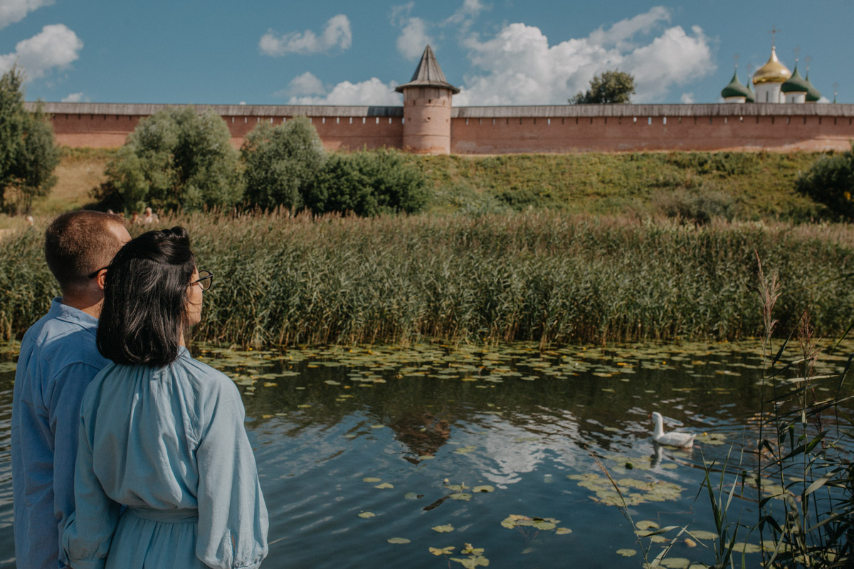 Дыра, захолустье, нечего тут делать — примерно так видят Суздаль некоторые его коренные жители. А вот «понаехавшие» из Москвы почему-то думают иначе. Пообщались с известным фотографом Анастасией Охотниковой. Многодетная мама год назад сменила прописку и теперь делится впечатлениями.