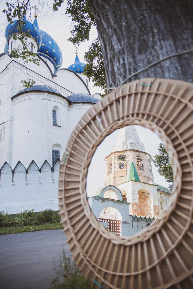 Дыра, захолустье, нечего тут делать — примерно так видят Суздаль некоторые его коренные жители. А вот «понаехавшие» из Москвы почему-то думают иначе. Пообщались с известным фотографом Анастасией Охотниковой. Многодетная мама год назад сменила прописку и теперь делится впечатлениями.