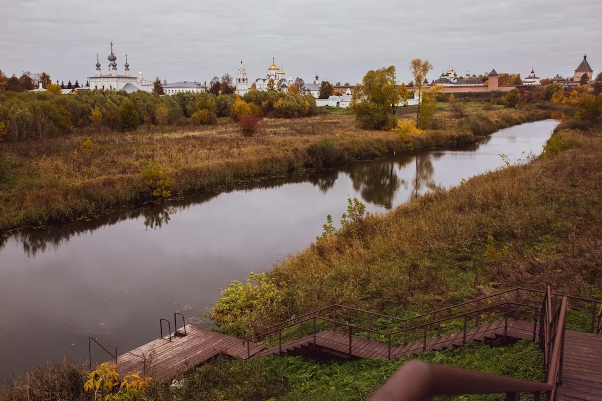 Дыра, захолустье, нечего тут делать — примерно так видят Суздаль некоторые его коренные жители. А вот «понаехавшие» из Москвы почему-то думают иначе. Пообщались с известным фотографом Анастасией Охотниковой. Многодетная мама год назад сменила прописку и теперь делится впечатлениями.