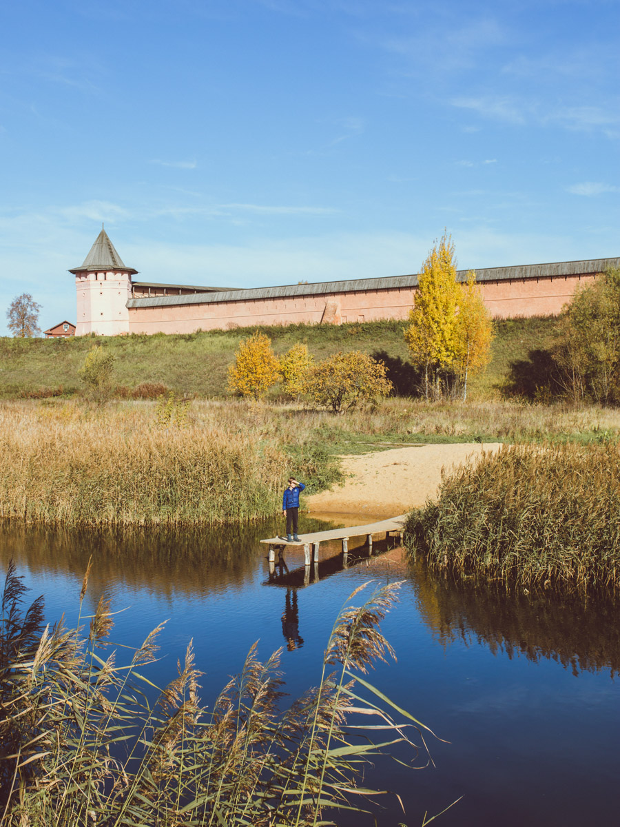 Дыра, захолустье, нечего тут делать — примерно так видят Суздаль некоторые его коренные жители. А вот «понаехавшие» из Москвы почему-то думают иначе. Пообщались с известным фотографом Анастасией Охотниковой. Многодетная мама год назад сменила прописку и теперь делится впечатлениями.