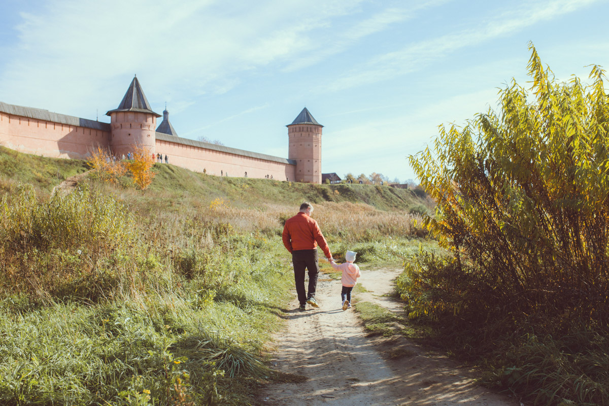 Дыра, захолустье, нечего тут делать — примерно так видят Суздаль некоторые его коренные жители. А вот «понаехавшие» из Москвы почему-то думают иначе. Пообщались с известным фотографом Анастасией Охотниковой. Многодетная мама год назад сменила прописку и теперь делится впечатлениями.