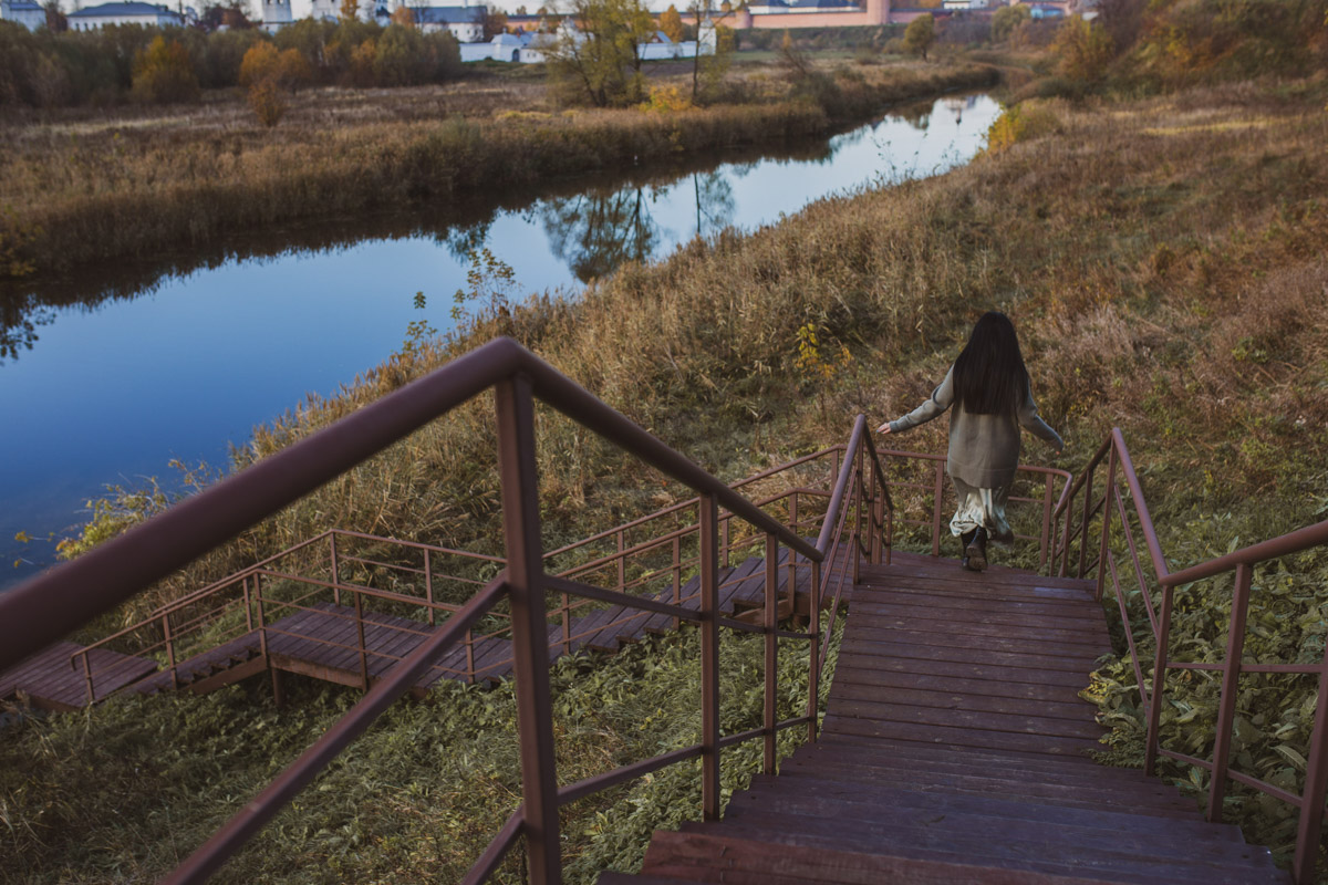 Дыра, захолустье, нечего тут делать — примерно так видят Суздаль некоторые его коренные жители. А вот «понаехавшие» из Москвы почему-то думают иначе. Пообщались с известным фотографом Анастасией Охотниковой. Многодетная мама год назад сменила прописку и теперь делится впечатлениями.