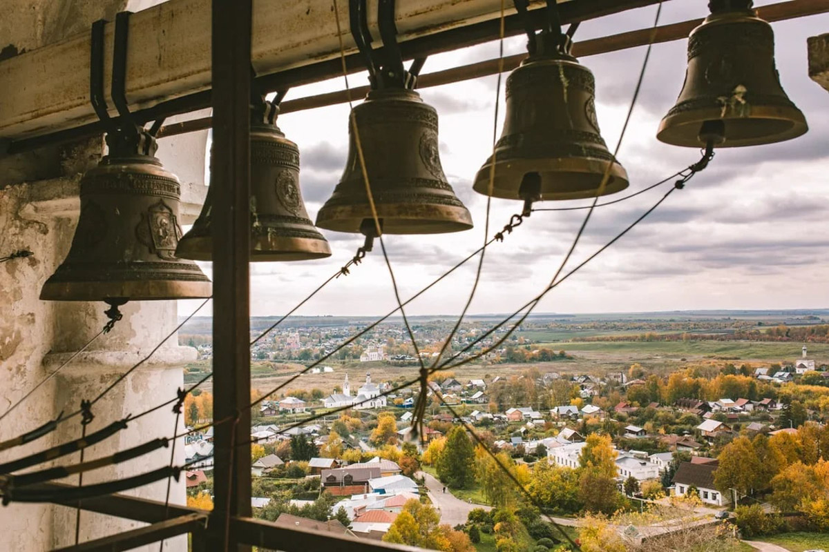 Дыра, захолустье, нечего тут делать — примерно так видят Суздаль некоторые его коренные жители. А вот «понаехавшие» из Москвы почему-то думают иначе. Пообщались с известным фотографом Анастасией Охотниковой. Многодетная мама год назад сменила прописку и теперь делится впечатлениями.