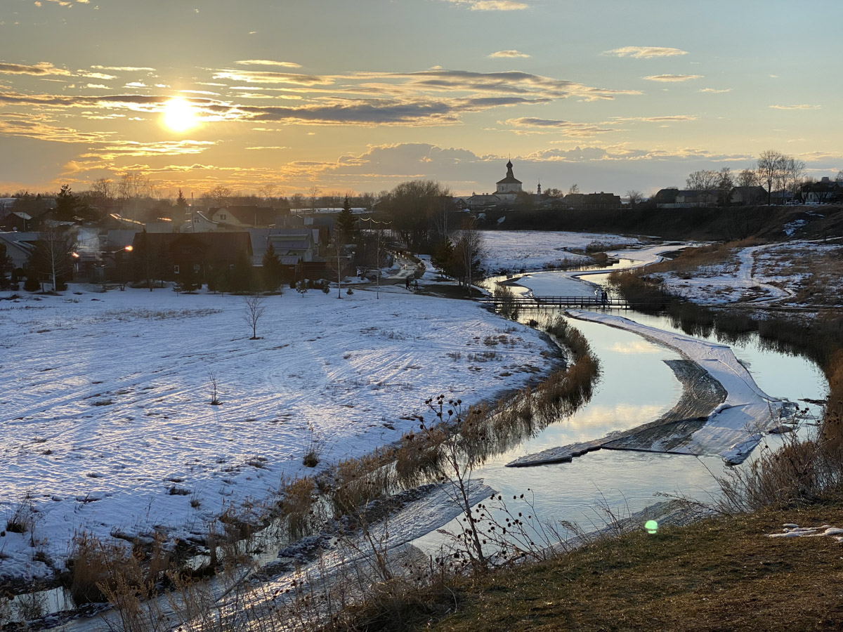 Дыра, захолустье, нечего тут делать — примерно так видят Суздаль некоторые его коренные жители. А вот «понаехавшие» из Москвы почему-то думают иначе. Пообщались с известным фотографом Анастасией Охотниковой. Многодетная мама год назад сменила прописку и теперь делится впечатлениями.