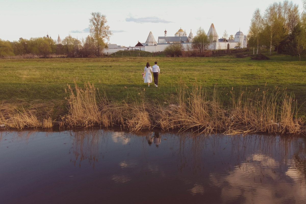 Дыра, захолустье, нечего тут делать — примерно так видят Суздаль некоторые его коренные жители. А вот «понаехавшие» из Москвы почему-то думают иначе. Пообщались с известным фотографом Анастасией Охотниковой. Многодетная мама год назад сменила прописку и теперь делится впечатлениями.