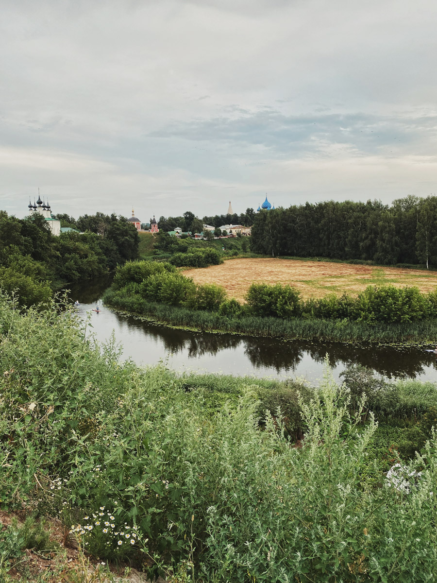 Дыра, захолустье, нечего тут делать — примерно так видят Суздаль некоторые его коренные жители. А вот «понаехавшие» из Москвы почему-то думают иначе. Пообщались с известным фотографом Анастасией Охотниковой. Многодетная мама год назад сменила прописку и теперь делится впечатлениями.