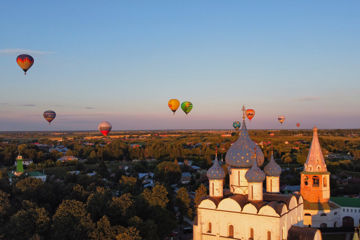 Дыра, захолустье, нечего тут делать — примерно так видят Суздаль некоторые его коренные жители. А вот «понаехавшие» из Москвы почему-то думают иначе. Пообщались с известным фотографом Анастасией Охотниковой. Многодетная мама год назад сменила прописку и теперь делится впечатлениями.