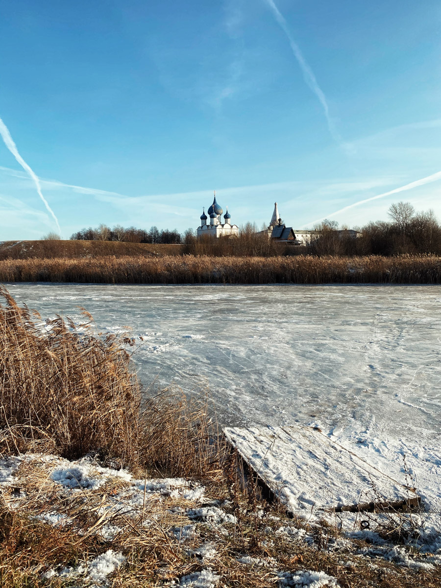 Дыра, захолустье, нечего тут делать — примерно так видят Суздаль некоторые его коренные жители. А вот «понаехавшие» из Москвы почему-то думают иначе. Пообщались с известным фотографом Анастасией Охотниковой. Многодетная мама год назад сменила прописку и теперь делится впечатлениями.