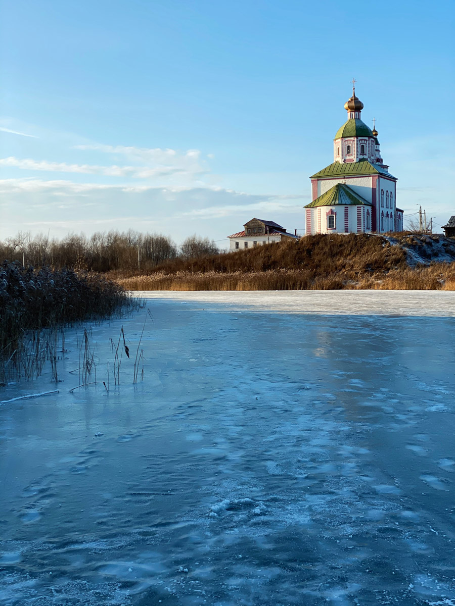 Дыра, захолустье, нечего тут делать — примерно так видят Суздаль некоторые его коренные жители. А вот «понаехавшие» из Москвы почему-то думают иначе. Пообщались с известным фотографом Анастасией Охотниковой. Многодетная мама год назад сменила прописку и теперь делится впечатлениями.