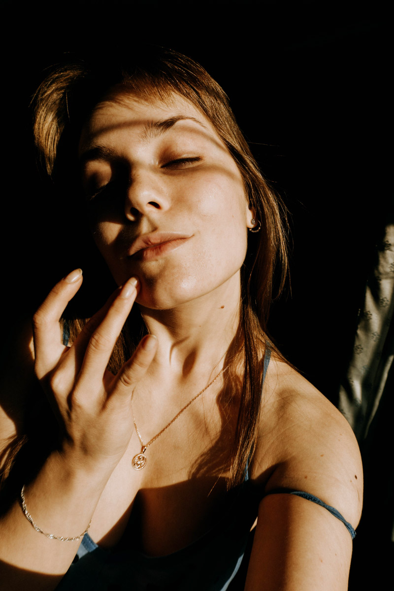 Руководствуясь актуальной повесткой, четверо журналистов «Ключ-Медиа» собрали себе небольшие бьюти-боксы с корейскими уходовыми средствами. Мы мыли головы шампунями, наносили крема, очищали кожу лица и покрывали ее эссенциями с вкраплениями золота - конечно же, без интересных находок в области корейской косметики не обошлось. Делимся впечатлениями в материале!