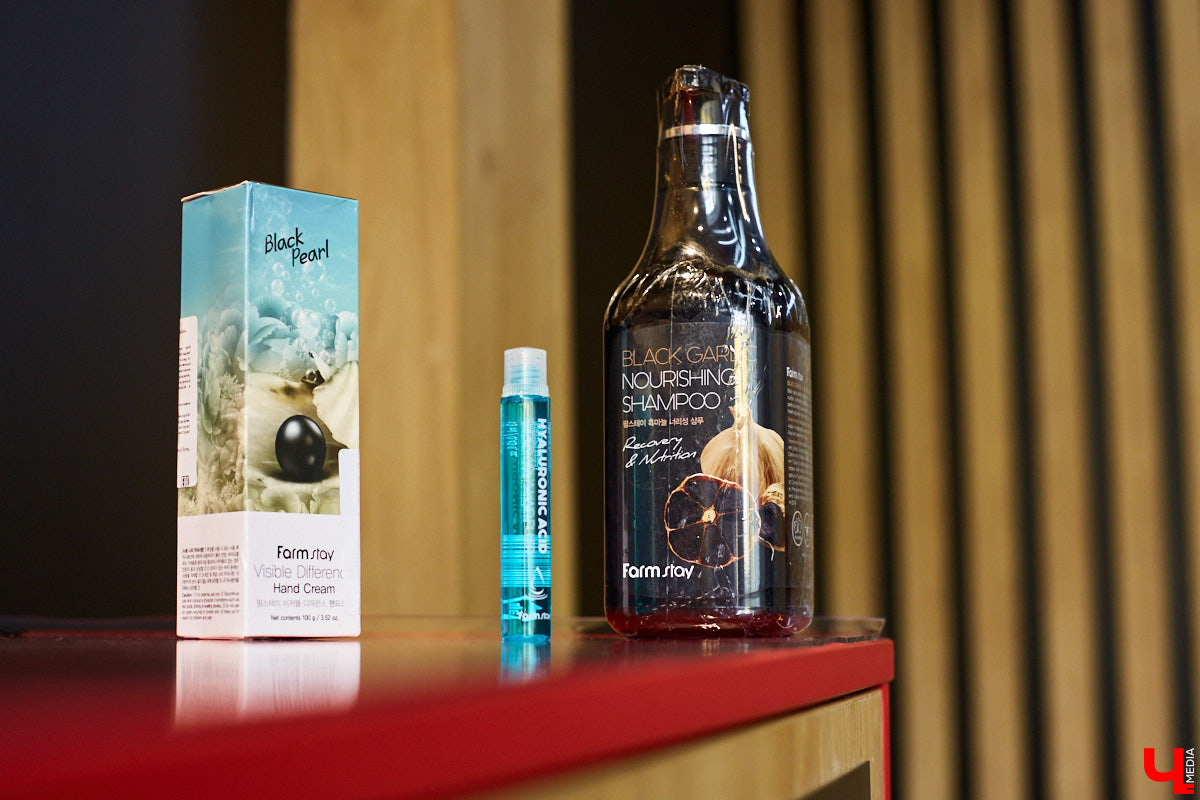 Руководствуясь актуальной повесткой, четверо журналистов «Ключ-Медиа» собрали себе небольшие бьюти-боксы с корейскими уходовыми средствами. Мы мыли головы шампунями, наносили крема, очищали кожу лица и покрывали ее эссенциями с вкраплениями золота - конечно же, без интересных находок в области корейской косметики не обошлось. Делимся впечатлениями в материале!