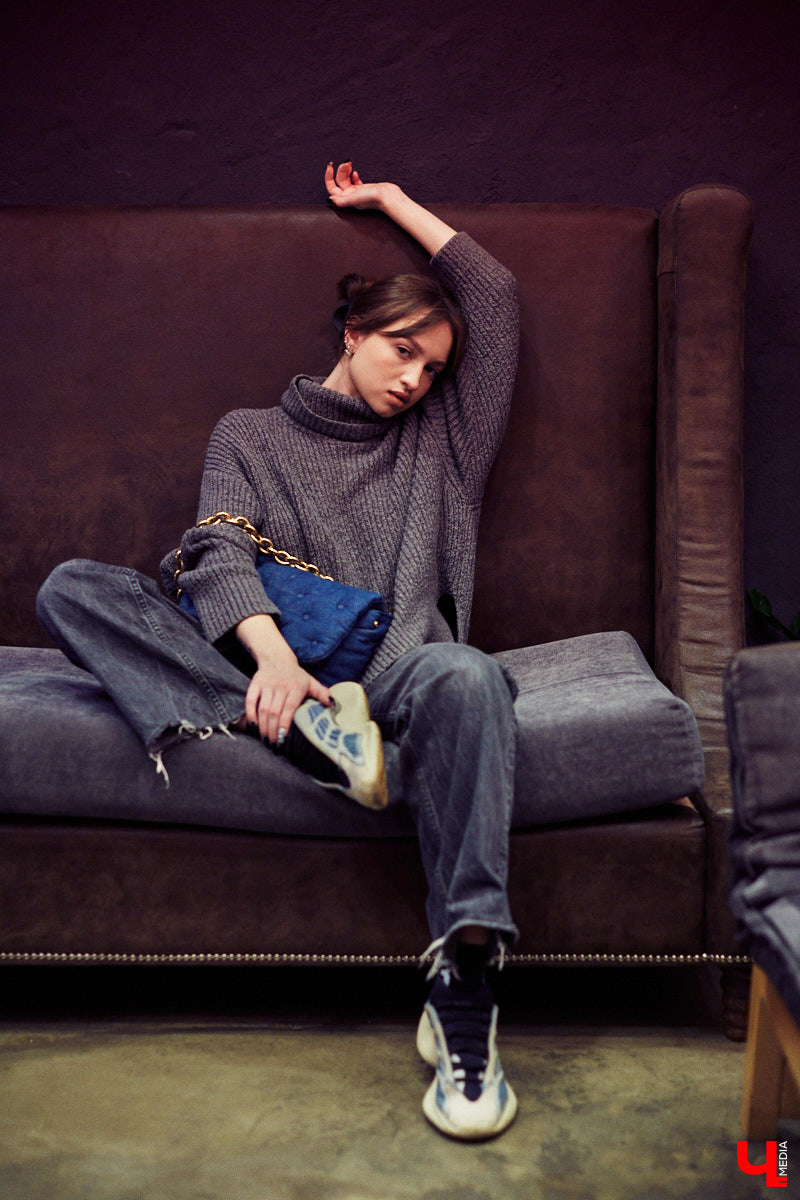 Валерии Антроповой 19 лет, она учится на первом курсе менеджмента и занимается творческим хобби. Мобильная съемка и видеоредакция располагают к распространению на работу личного чувства вкуса и стиля. Каков он? Расскажет «Ключ-Медиа».