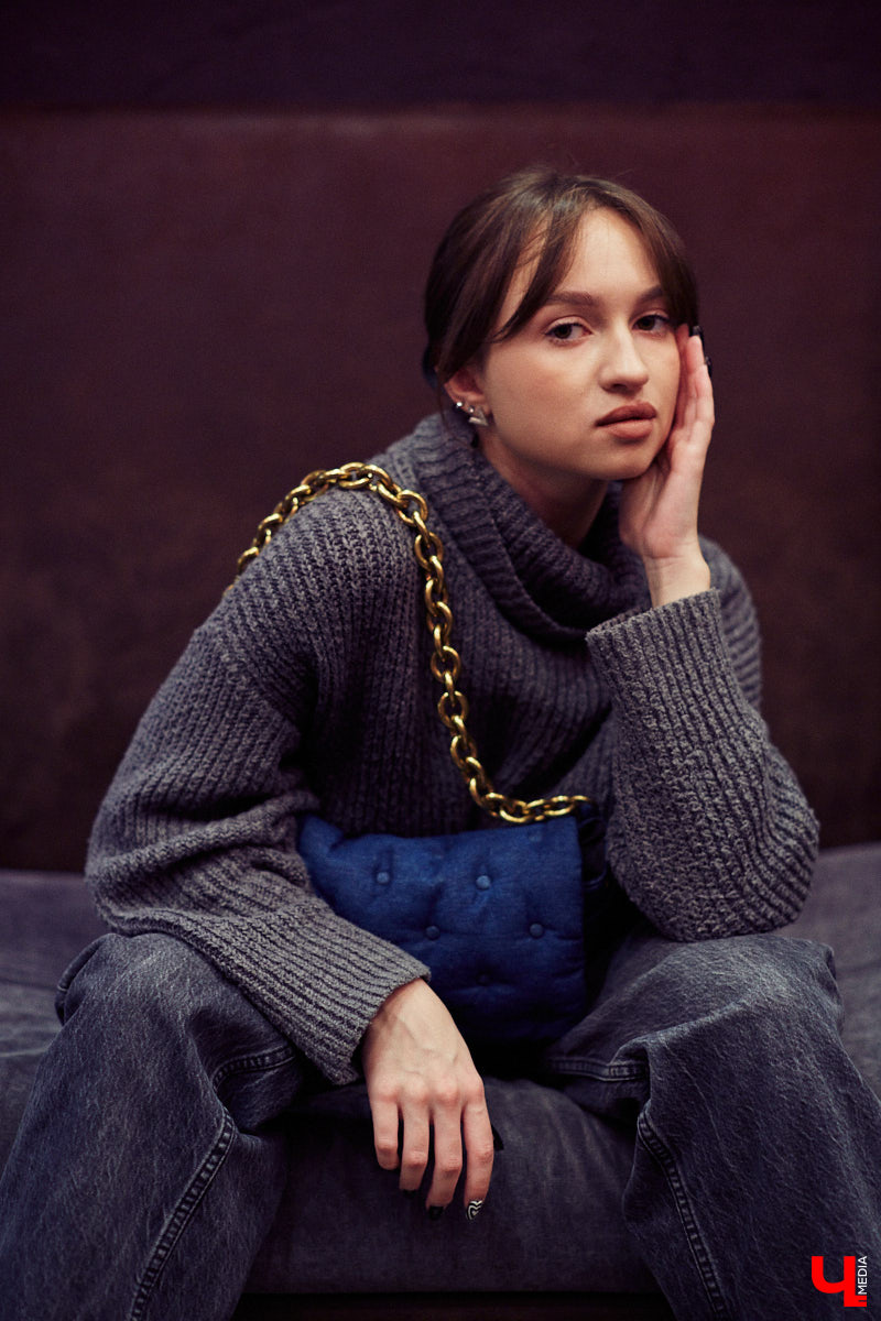 Валерии Антроповой 19 лет, она учится на первом курсе менеджмента и занимается творческим хобби. Мобильная съемка и видеоредакция располагают к распространению на работу личного чувства вкуса и стиля. Каков он? Расскажет «Ключ-Медиа».