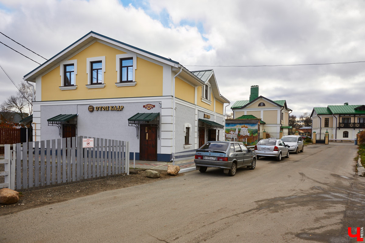 В Суздале сняли более 80 фильмов. А место, где узнать подробности про творческий процесс, все не появлялось. Его ждали лет 20,, и вот свершилось. Показываем новый Дом кино крупным планом.