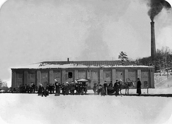 Местечко Лучки находится в Юрьев-Польском районе и входит в состав Симского сельского поселения. Здесь раньше процветал декстриново-саговый завод, который в советское время назывался «Факел революции». О потухшей красоте некогда бывшей великолепной усадьбы «Ключ-Медиа» рассказала и показала экскурсовод Татьяна Быкова.