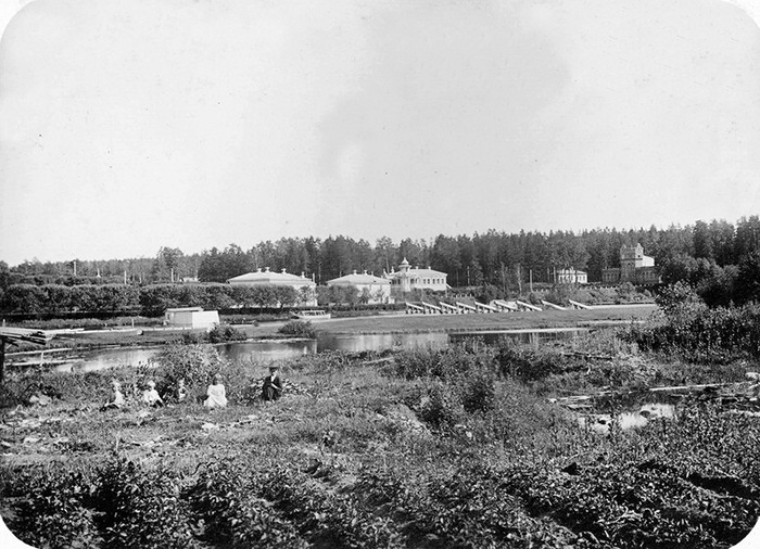 Местечко Лучки находится в Юрьев-Польском районе и входит в состав Симского сельского поселения. Здесь раньше процветал декстриново-саговый завод, который в советское время назывался «Факел революции». О потухшей красоте некогда бывшей великолепной усадьбы «Ключ-Медиа» рассказала и показала экскурсовод Татьяна Быкова.