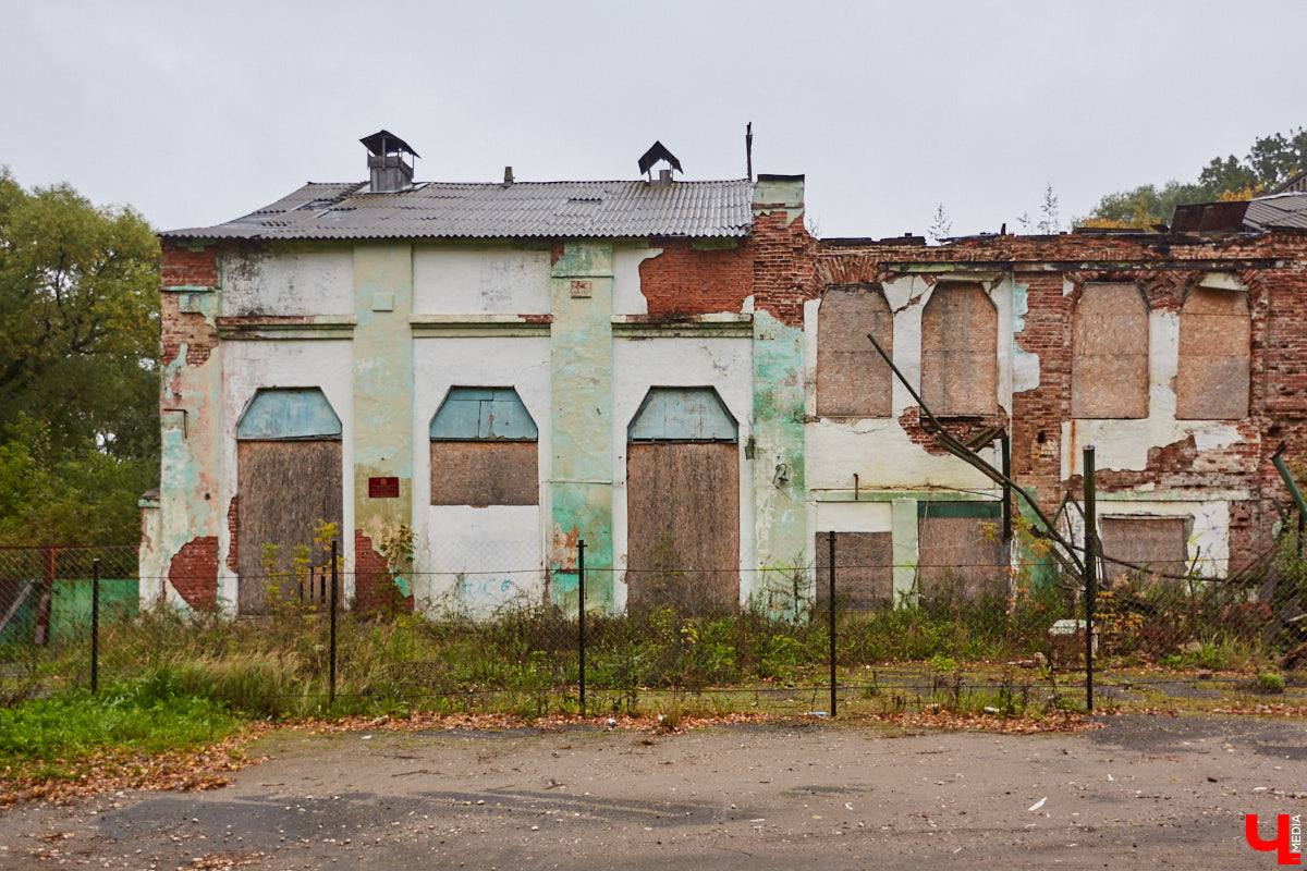 Местечко Лучки находится в Юрьев-Польском районе и входит в состав Симского сельского поселения. Здесь раньше процветал декстриново-саговый завод, который в советское время назывался «Факел революции». О потухшей красоте некогда бывшей великолепной усадьбы «Ключ-Медиа» рассказала и показала экскурсовод Татьяна Быкова.
