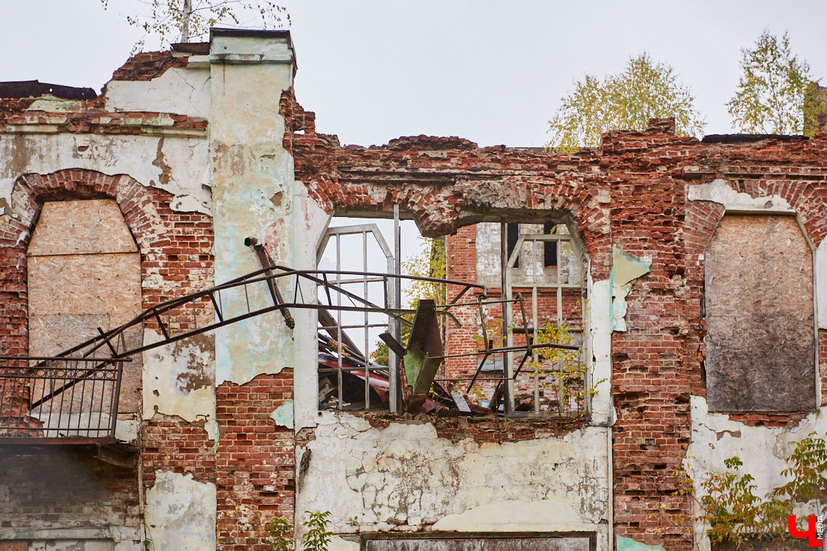 Местечко Лучки находится в Юрьев-Польском районе и входит в состав Симского сельского поселения. Здесь раньше процветал декстриново-саговый завод, который в советское время назывался «Факел революции». О потухшей красоте некогда бывшей великолепной усадьбы «Ключ-Медиа» рассказала и показала экскурсовод Татьяна Быкова.