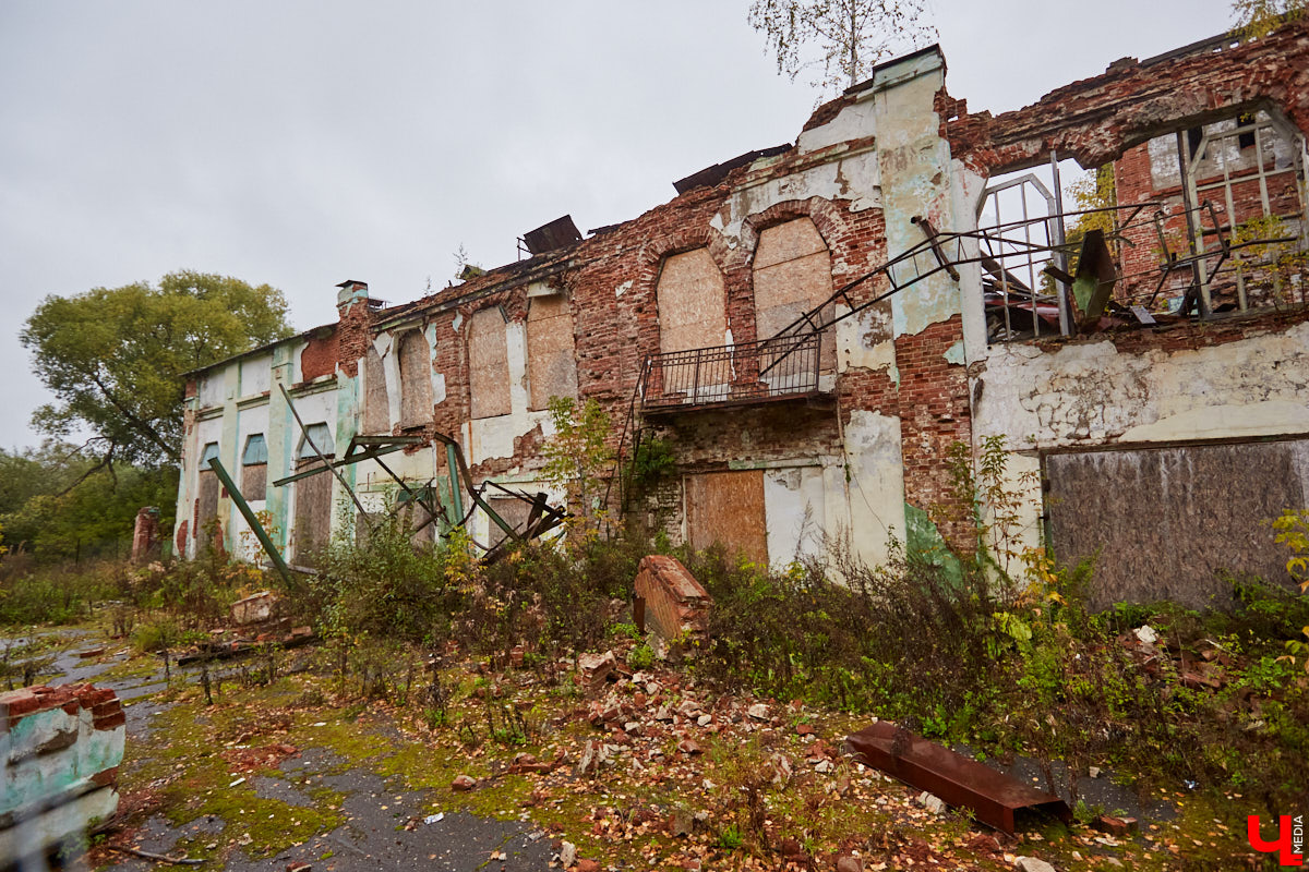 Местечко Лучки находится в Юрьев-Польском районе и входит в состав Симского сельского поселения. Здесь раньше процветал декстриново-саговый завод, который в советское время назывался «Факел революции». О потухшей красоте некогда бывшей великолепной усадьбы «Ключ-Медиа» рассказала и показала экскурсовод Татьяна Быкова.