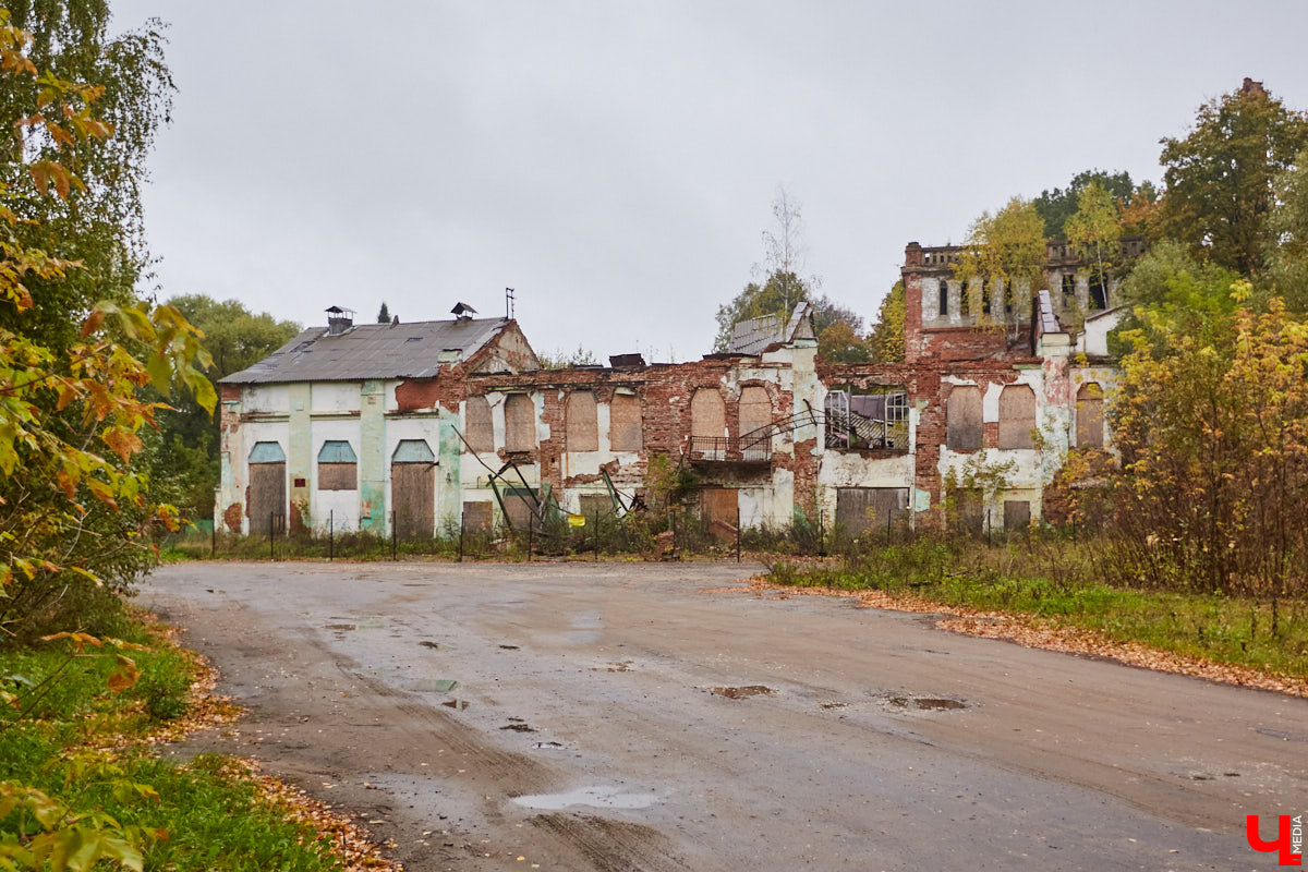 Местечко Лучки находится в Юрьев-Польском районе и входит в состав Симского сельского поселения. Здесь раньше процветал декстриново-саговый завод, который в советское время назывался «Факел революции». О потухшей красоте некогда бывшей великолепной усадьбы «Ключ-Медиа» рассказала и показала экскурсовод Татьяна Быкова.
