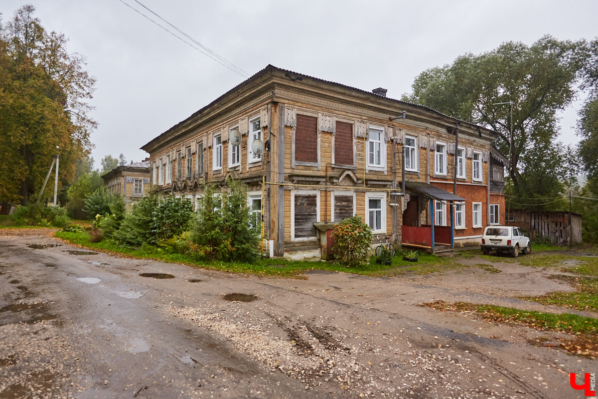 Местечко Лучки находится в Юрьев-Польском районе и входит в состав Симского сельского поселения. Здесь раньше процветал декстриново-саговый завод, который в советское время назывался «Факел революции». О потухшей красоте некогда бывшей великолепной усадьбы «Ключ-Медиа» рассказала и показала экскурсовод Татьяна Быкова.