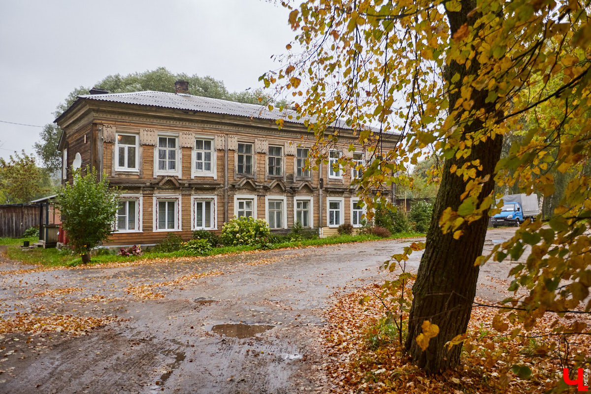 Местечко Лучки находится в Юрьев-Польском районе и входит в состав Симского сельского поселения. Здесь раньше процветал декстриново-саговый завод, который в советское время назывался «Факел революции». О потухшей красоте некогда бывшей великолепной усадьбы «Ключ-Медиа» рассказала и показала экскурсовод Татьяна Быкова.