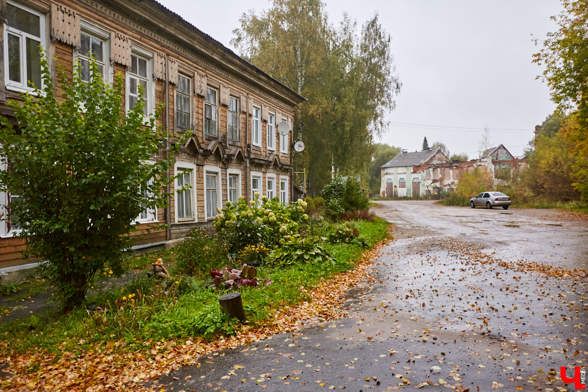 Местечко Лучки находится в Юрьев-Польском районе и входит в состав Симского сельского поселения. Здесь раньше процветал декстриново-саговый завод, который в советское время назывался «Факел революции». О потухшей красоте некогда бывшей великолепной усадьбы «Ключ-Медиа» рассказала и показала экскурсовод Татьяна Быкова.