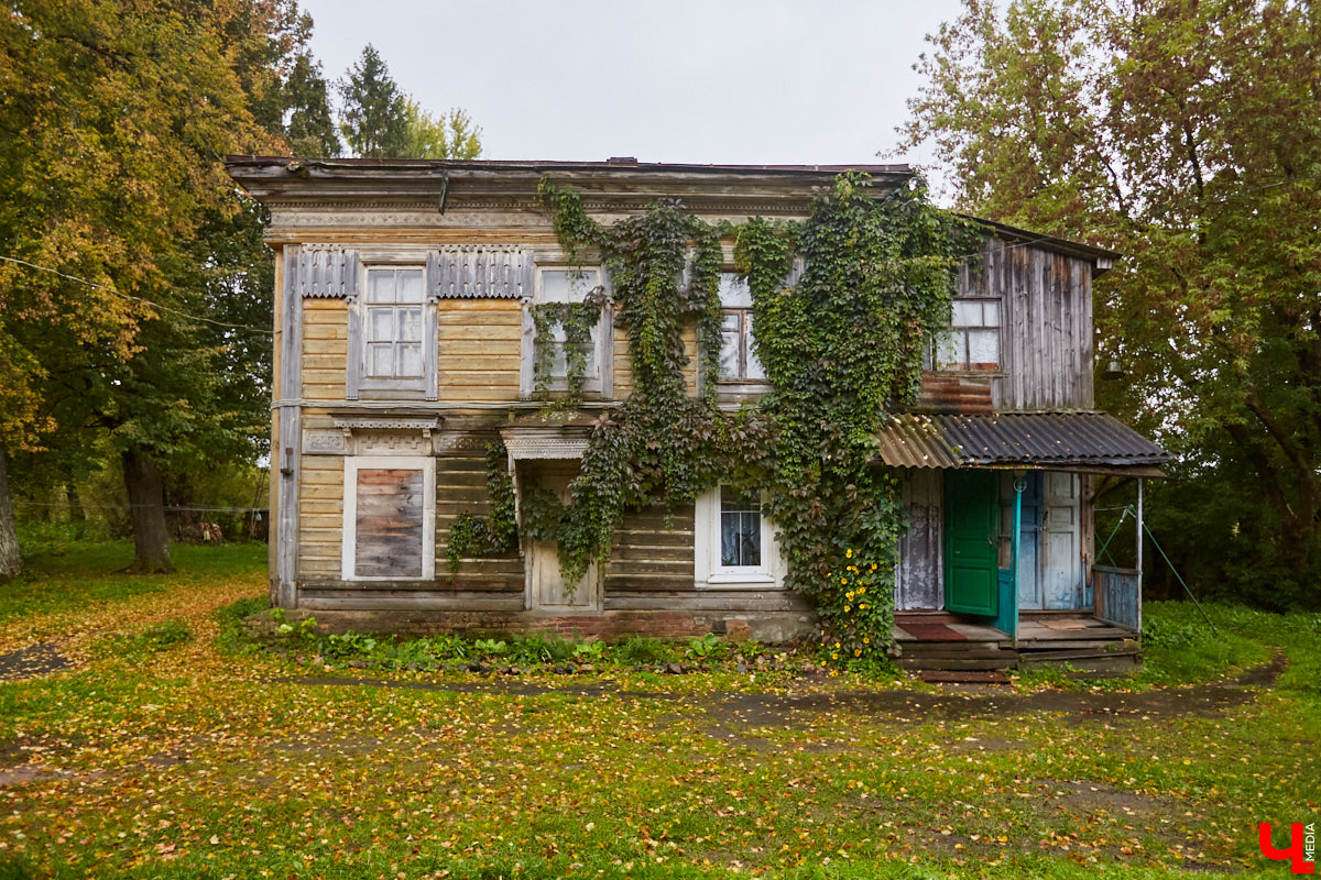Местечко Лучки находится в Юрьев-Польском районе и входит в состав Симского сельского поселения. Здесь раньше процветал декстриново-саговый завод, который в советское время назывался «Факел революции». О потухшей красоте некогда бывшей великолепной усадьбы «Ключ-Медиа» рассказала и показала экскурсовод Татьяна Быкова.