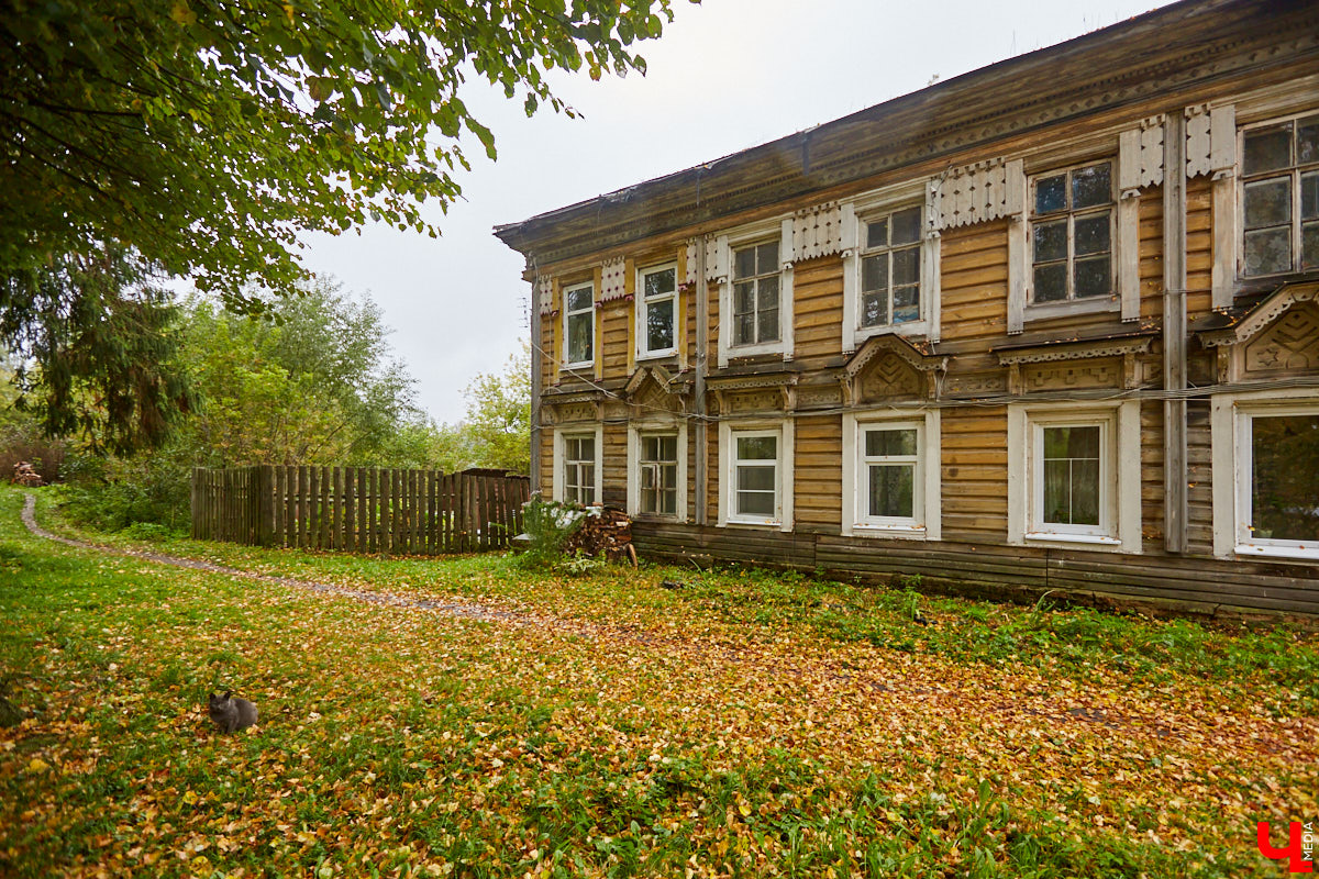 Местечко Лучки находится в Юрьев-Польском районе и входит в состав Симского сельского поселения. Здесь раньше процветал декстриново-саговый завод, который в советское время назывался «Факел революции». О потухшей красоте некогда бывшей великолепной усадьбы «Ключ-Медиа» рассказала и показала экскурсовод Татьяна Быкова.