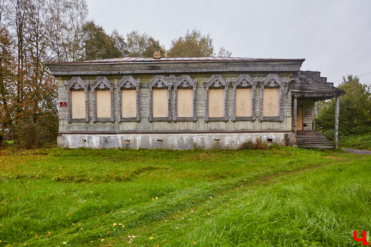 Местечко Лучки находится в Юрьев-Польском районе и входит в состав Симского сельского поселения. Здесь раньше процветал декстриново-саговый завод, который в советское время назывался «Факел революции». О потухшей красоте некогда бывшей великолепной усадьбы «Ключ-Медиа» рассказала и показала экскурсовод Татьяна Быкова.