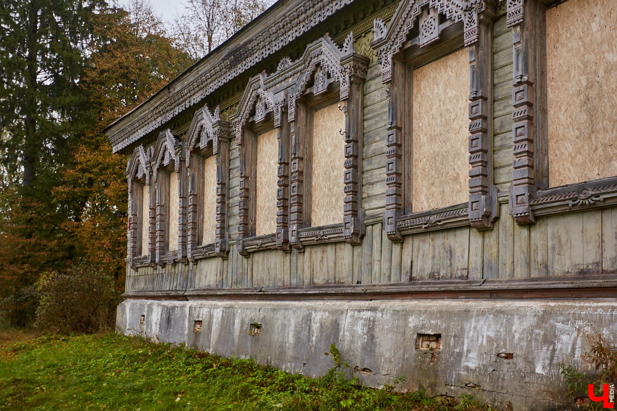 Местечко Лучки находится в Юрьев-Польском районе и входит в состав Симского сельского поселения. Здесь раньше процветал декстриново-саговый завод, который в советское время назывался «Факел революции». О потухшей красоте некогда бывшей великолепной усадьбы «Ключ-Медиа» рассказала и показала экскурсовод Татьяна Быкова.