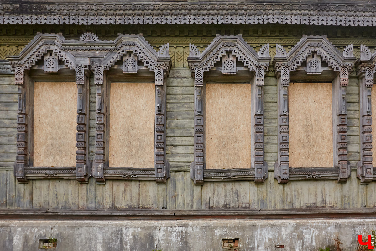 Местечко Лучки находится в Юрьев-Польском районе и входит в состав Симского сельского поселения. Здесь раньше процветал декстриново-саговый завод, который в советское время назывался «Факел революции». О потухшей красоте некогда бывшей великолепной усадьбы «Ключ-Медиа» рассказала и показала экскурсовод Татьяна Быкова.
