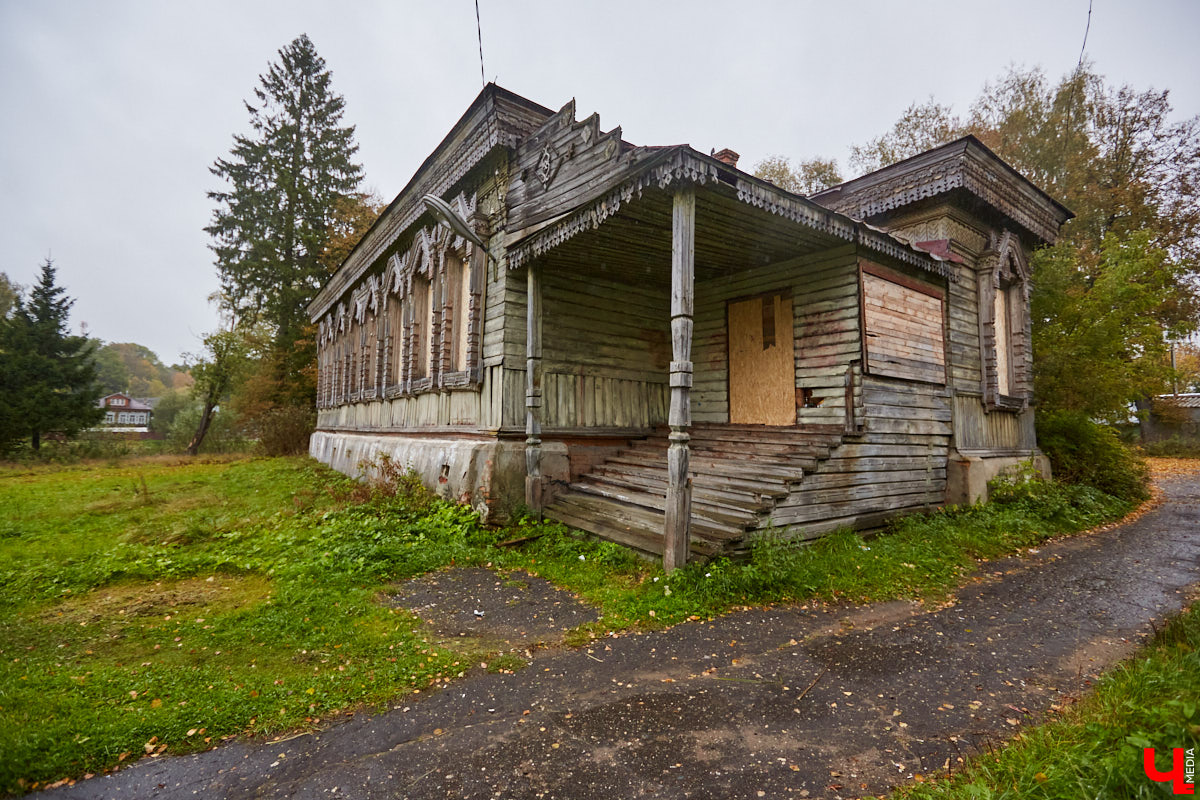 Местечко Лучки находится в Юрьев-Польском районе и входит в состав Симского сельского поселения. Здесь раньше процветал декстриново-саговый завод, который в советское время назывался «Факел революции». О потухшей красоте некогда бывшей великолепной усадьбы «Ключ-Медиа» рассказала и показала экскурсовод Татьяна Быкова.
