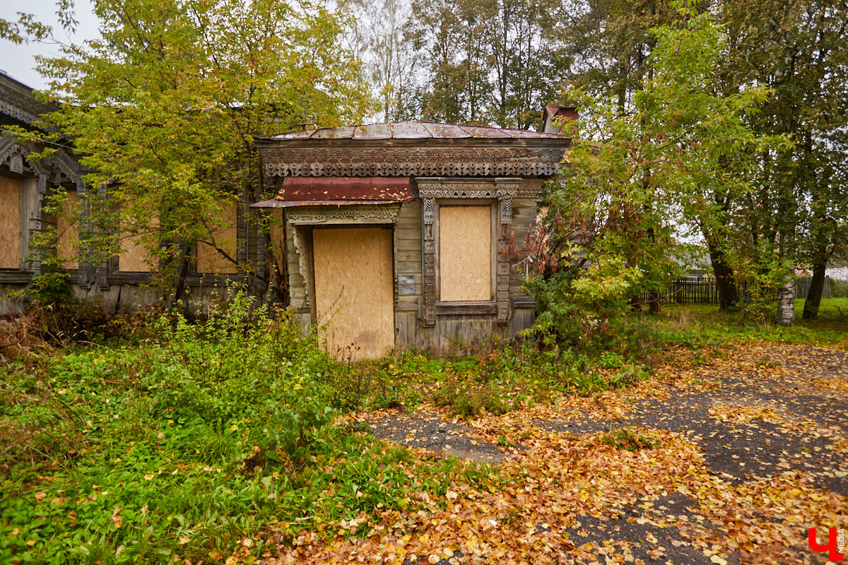 Местечко Лучки находится в Юрьев-Польском районе и входит в состав Симского сельского поселения. Здесь раньше процветал декстриново-саговый завод, который в советское время назывался «Факел революции». О потухшей красоте некогда бывшей великолепной усадьбы «Ключ-Медиа» рассказала и показала экскурсовод Татьяна Быкова.