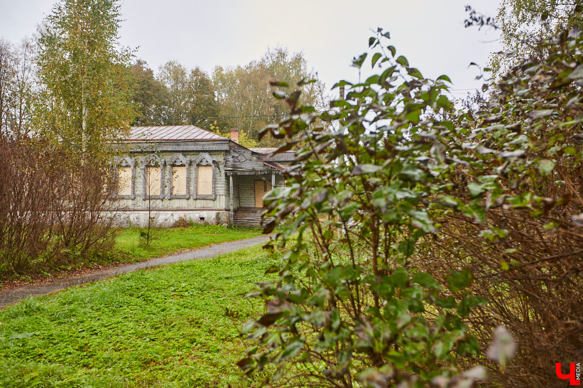 Местечко Лучки находится в Юрьев-Польском районе и входит в состав Симского сельского поселения. Здесь раньше процветал декстриново-саговый завод, который в советское время назывался «Факел революции». О потухшей красоте некогда бывшей великолепной усадьбы «Ключ-Медиа» рассказала и показала экскурсовод Татьяна Быкова.