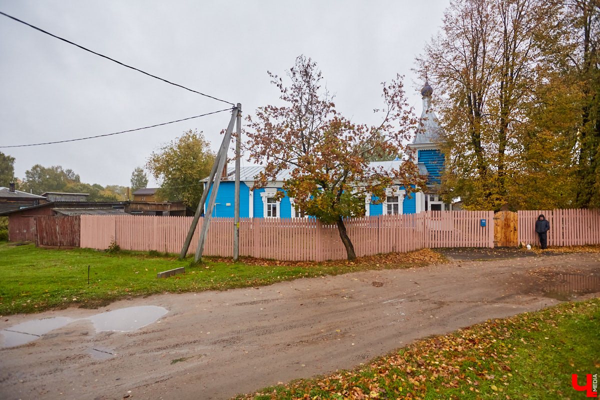 Местечко Лучки находится в Юрьев-Польском районе и входит в состав Симского сельского поселения. Здесь раньше процветал декстриново-саговый завод, который в советское время назывался «Факел революции». О потухшей красоте некогда бывшей великолепной усадьбы «Ключ-Медиа» рассказала и показала экскурсовод Татьяна Быкова.