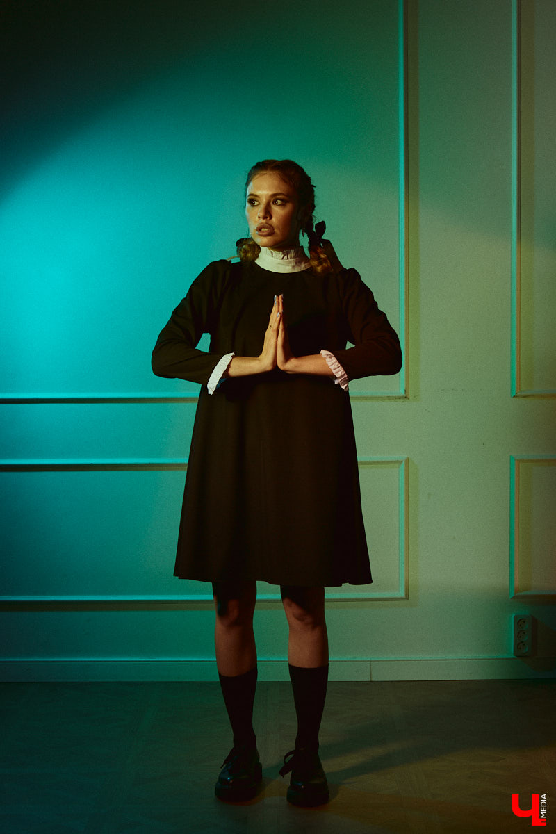 Прийти на тематическую вечеринку без костюма - моветон, но «Ключ-Медиа» поможет в сборах. Мы попросили стилиста Лейсан Перову принять участие в небольшом эксперименте и собрать три пугающе простых образа, используя базовые вещи из своего гардероба.