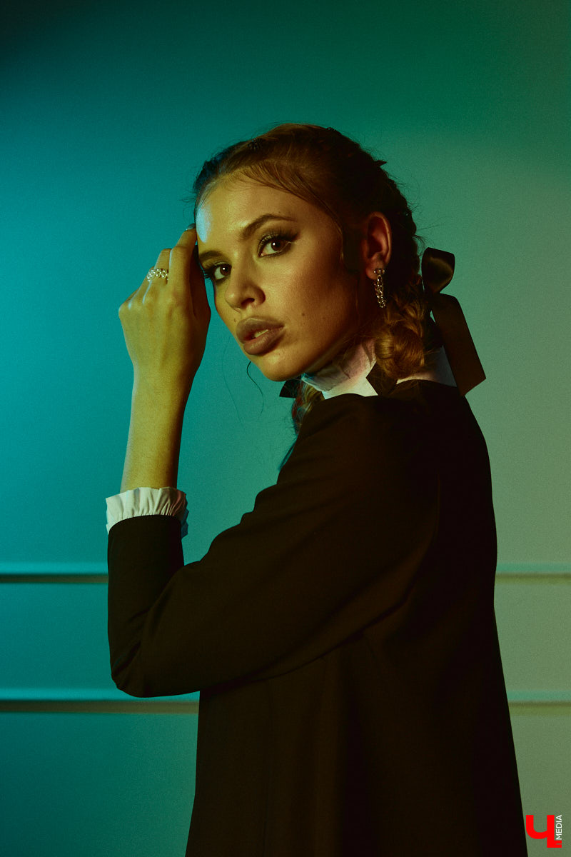 Прийти на тематическую вечеринку без костюма - моветон, но «Ключ-Медиа» поможет в сборах. Мы попросили стилиста Лейсан Перову принять участие в небольшом эксперименте и собрать три пугающе простых образа, используя базовые вещи из своего гардероба.