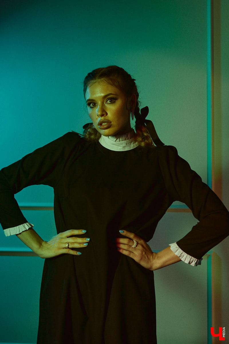 Прийти на тематическую вечеринку без костюма - моветон, но «Ключ-Медиа» поможет в сборах. Мы попросили стилиста Лейсан Перову принять участие в небольшом эксперименте и собрать три пугающе простых образа, используя базовые вещи из своего гардероба.