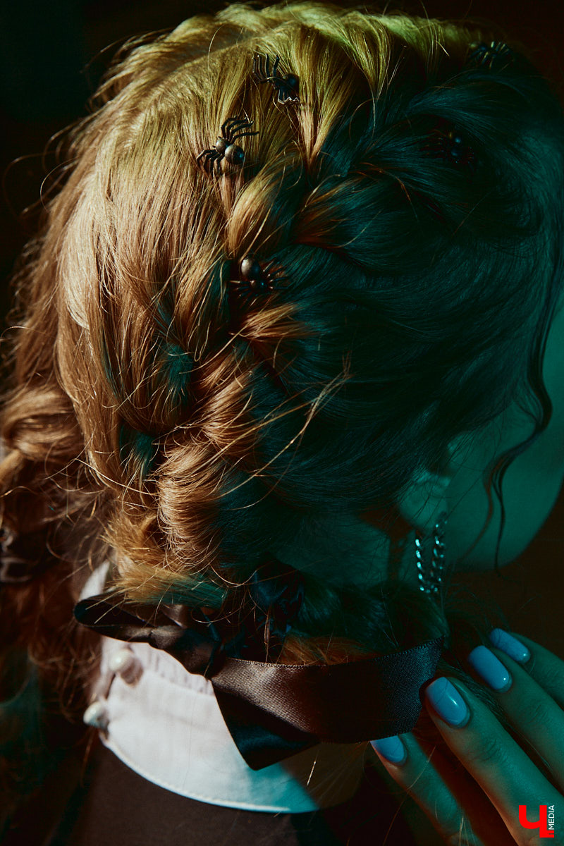 Прийти на тематическую вечеринку без костюма - моветон, но «Ключ-Медиа» поможет в сборах. Мы попросили стилиста Лейсан Перову принять участие в небольшом эксперименте и собрать три пугающе простых образа, используя базовые вещи из своего гардероба.