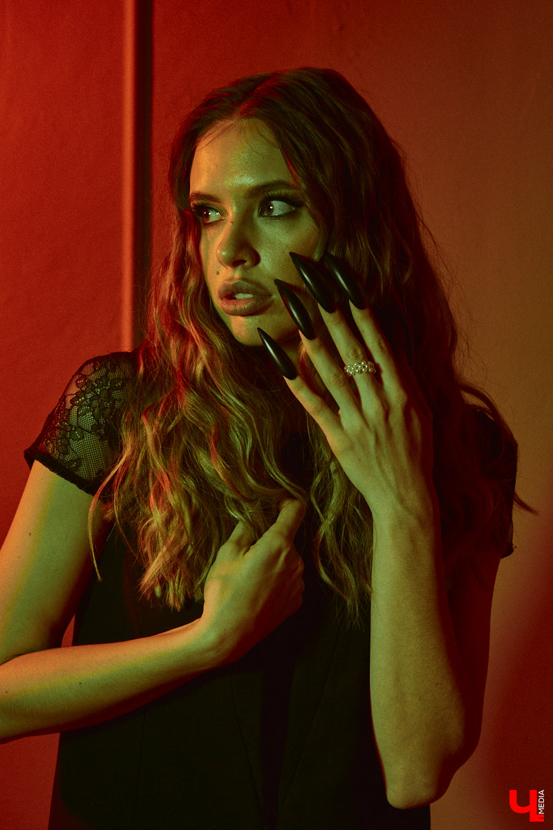 Прийти на тематическую вечеринку без костюма - моветон, но «Ключ-Медиа» поможет в сборах. Мы попросили стилиста Лейсан Перову принять участие в небольшом эксперименте и собрать три пугающе простых образа, используя базовые вещи из своего гардероба.