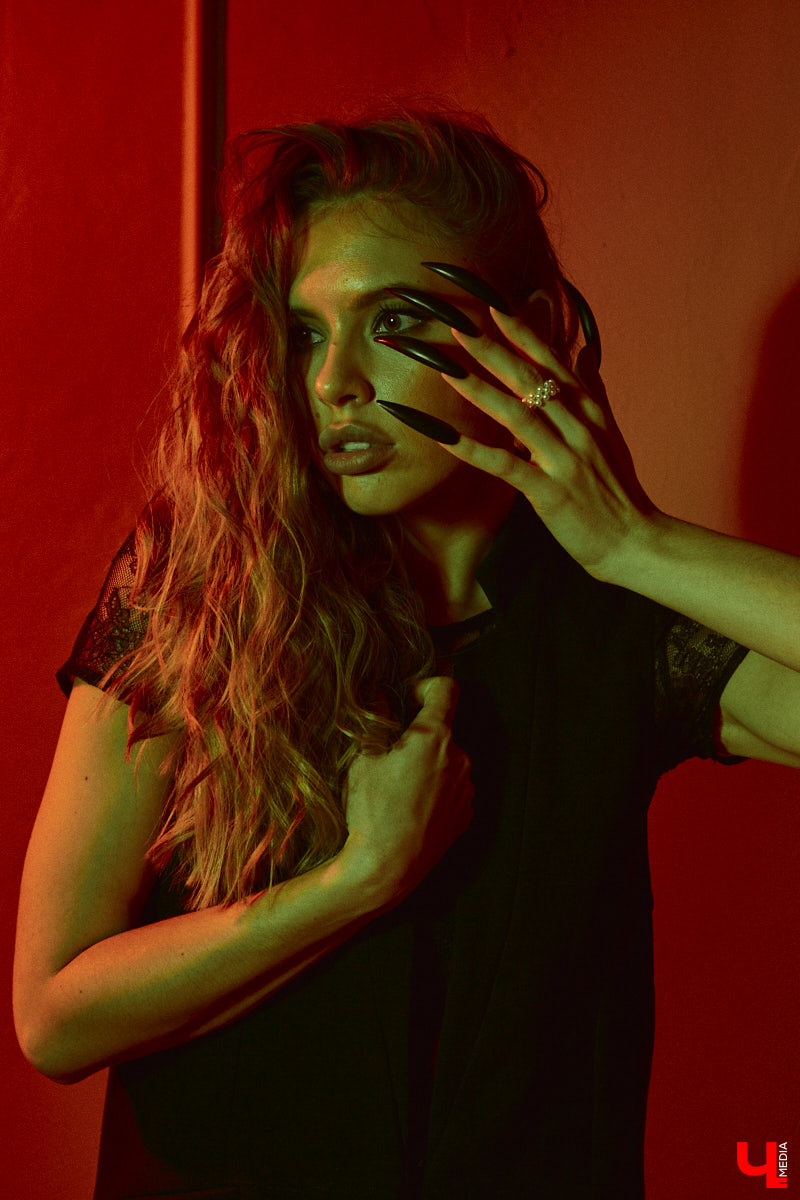 Прийти на тематическую вечеринку без костюма - моветон, но «Ключ-Медиа» поможет в сборах. Мы попросили стилиста Лейсан Перову принять участие в небольшом эксперименте и собрать три пугающе простых образа, используя базовые вещи из своего гардероба.