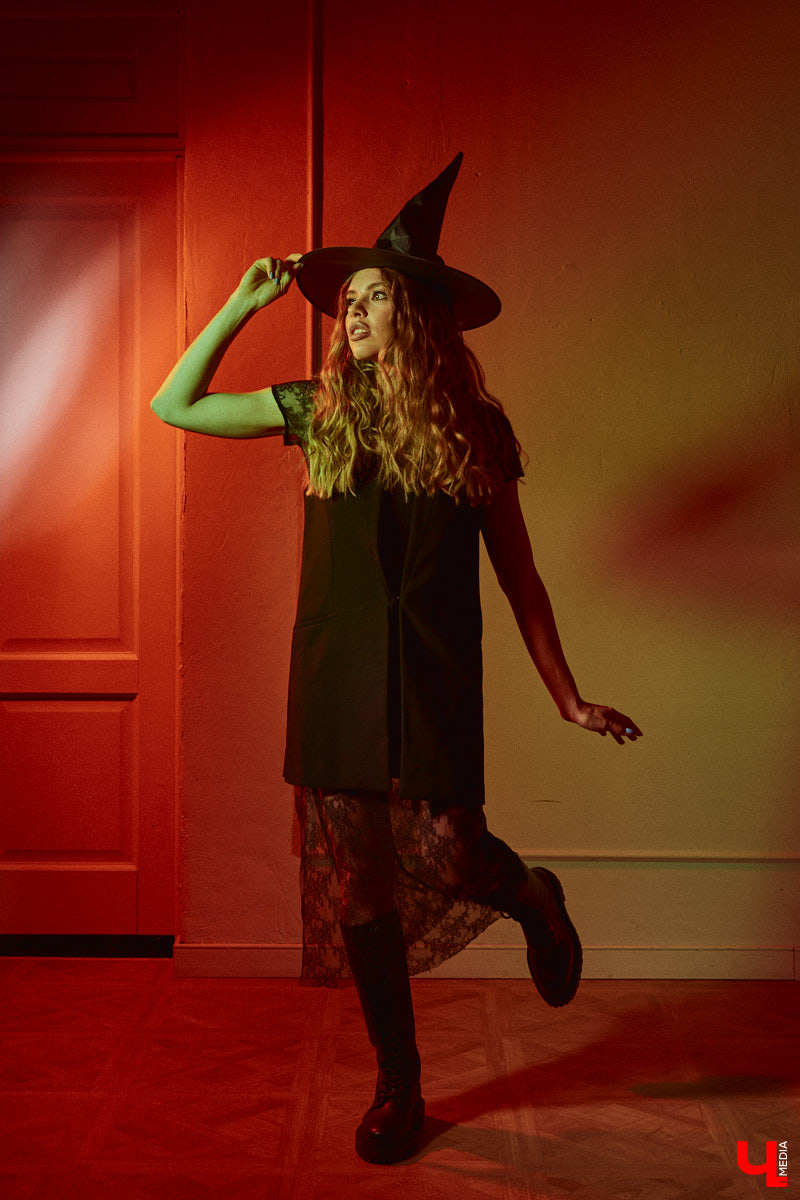 Прийти на тематическую вечеринку без костюма - моветон, но «Ключ-Медиа» поможет в сборах. Мы попросили стилиста Лейсан Перову принять участие в небольшом эксперименте и собрать три пугающе простых образа, используя базовые вещи из своего гардероба.